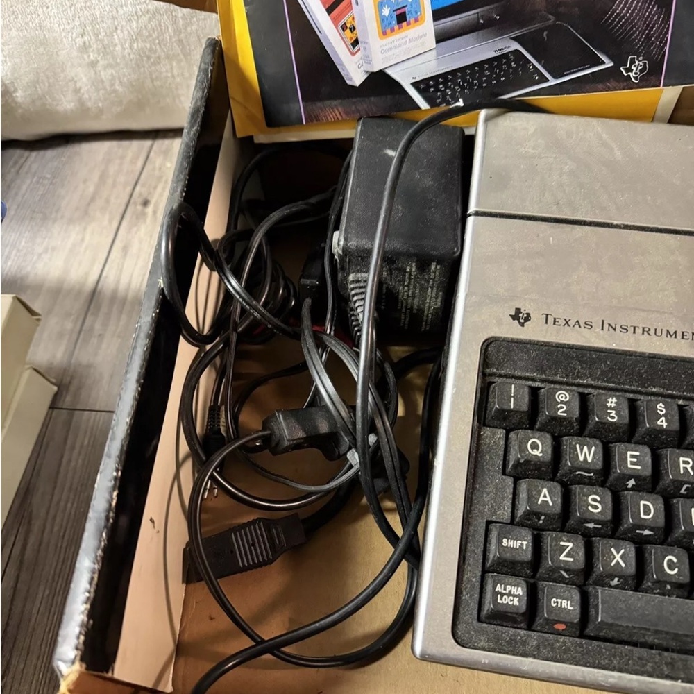 Vintage Texas Instruments TI-99-4A Home Computer w/games, reference guide Tested - Picture 5 of 13
